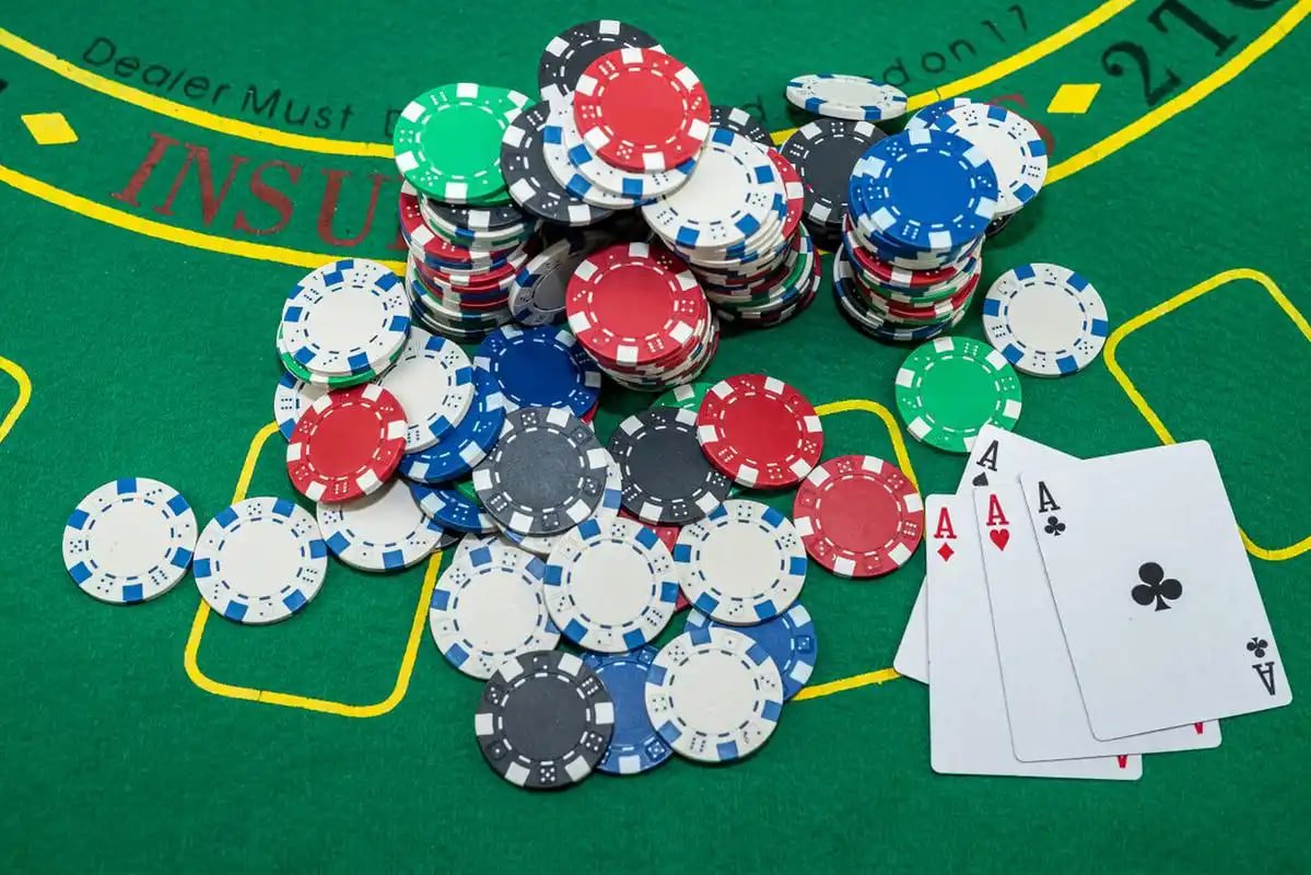 Antarmuka aplikasi pialabet menampilkan menu sportsbook dan permainan kasino